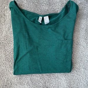 ✨✨3 for 30✨✨ H&M Divided pocket tee.